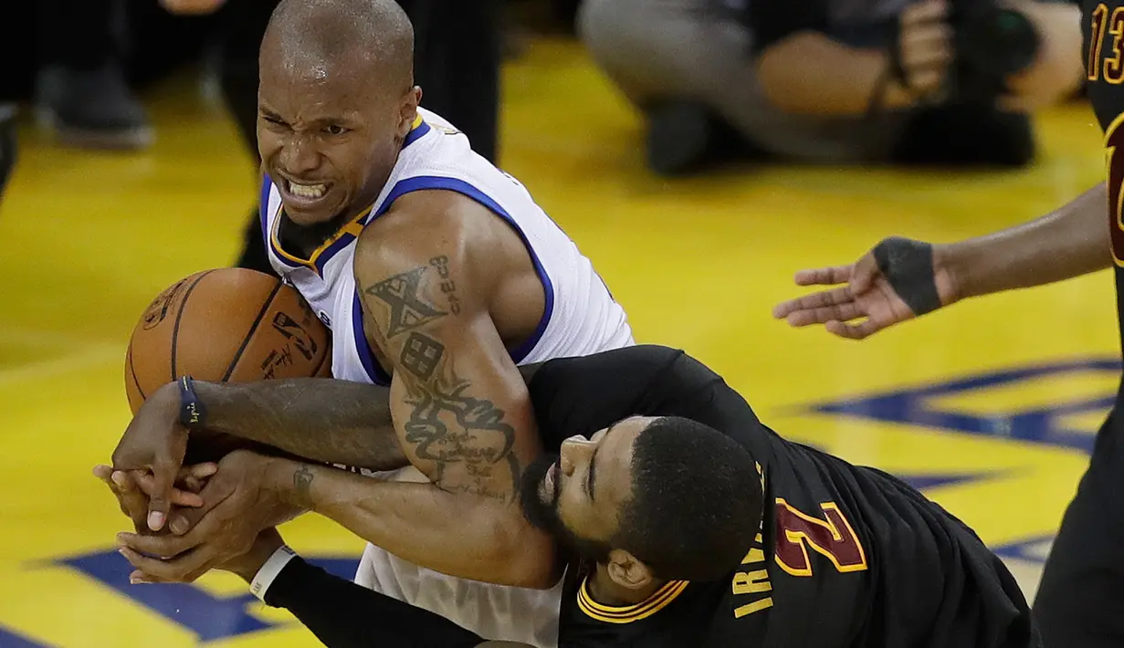 Pemain Golden State Warriors, David West berebut bola dengan guard Cleveland Cavaliers, Kyrie Irving saat pertandingan gim kelima Final NBA 2017 di Oakland, California (12/6). (AP Photo Marcio Jose Sanchez )