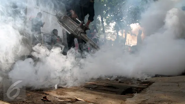 Cegah Nyamuk DBD, Petugas Lakukan Pengasapan-Jakarta- Helmi Fithriansyah-20170508
