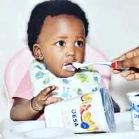 sedang meyuapi sang bayi.&nbsp;Credits: pexels.com/kenneth