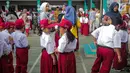 Sejumlah murid bersiap mengikuti upacara bendera pada hari pertama sekolah di SDN Pisangan 02, Ciputat, Tangerang Selatan, Senin (15/7/2019). Senin, 15 Juli 2019 merupakan hari pertama masuk sekolah tahun ajaran 2019/2020 usai libur panjang. (Liputan6.com/Faizal Fanani)