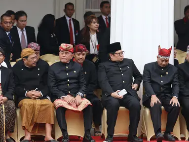 Sejumlah menteri kabinet dan pejabat mengenakan pakaian adat saat mengikuti upacara Hari Lahir Pancasila di gedung Pancasila, Jakarta, Kamis (1/6). Dalam upacara ini menteri Kabinet Kerja kompak mengenakan busana adat Nusantara.(Liputan6.com/Angga Yuniar)
