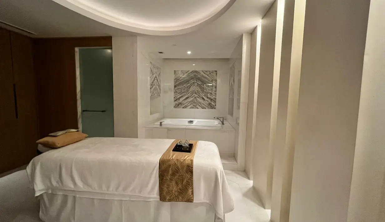 Perawatan seru lainnya di The Spa ST Regis Hotel Jakarta juga layak diintip. Seperti The Royal Indulgence, Instant Youth, The 400, Jin Shin Jyutsu, Pain Relief Yoga Therapy, Herbal Poulitice Remedy, Glamorous Royal Lulur, dan masih banyak lainnya.  / Foto: Adinda Tri Wardhani - Fimela.com.