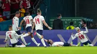 skor 2-1. (Justin Tallis/Pool Photo via AP)
Para pemain Inggris merayakan gol yang dicetak penyerang Harry Kane ke gawang Denmark pada pertandingan semifinal Euro 2020 di Stadion Wembley, London, Kamis (8/7/2021). Ini menjadi sejarah baru untuk The Three Lions. (AP Photo/Frank Augstein, Pool)