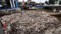 Sampah kiriman di Sungai Ciliwung menumpuk di Pintu Air Manggarai, Jakarta, Senin (12/11). Hujan deras yang mengguyur pada Minggu malam membuat sampah yang terbawa arus Kali Ciliwung menutupi Pintu Air Manggarai. (Liputan6.com/Fery Pradolo)