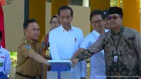 Presiden Joko Widodo atau Jokowi meresmikan pembangunan rehabilitasi dan renovasi sarana prasarana pendidikan di Kalimantan Tengah (Kalteng), Kamis (27/6/2024).
