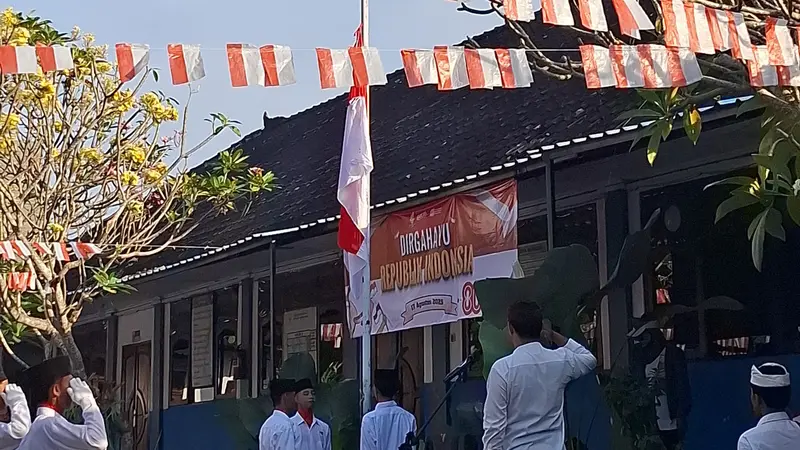 Siswa SMK bikin robot pengibar bendera