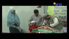 Adalah relawan dari Lembaga Infaq Dakwah Center (IDC) yang menyerahkan bantuan tersebut untuk Siti Jubaedah, istri almarhum Joya.