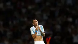 Ekspresi Angel Di Maria, setelah tendangannya nyaris gol dan hanya membentur tiang, Cordoba, Argentina (11/10). Tim Tanggo harus kehilangan tiga poin di depan para pendukungnya sendiri pada pertandingan melawan Paraguay. (REUTERS/Marcos Brindicci)