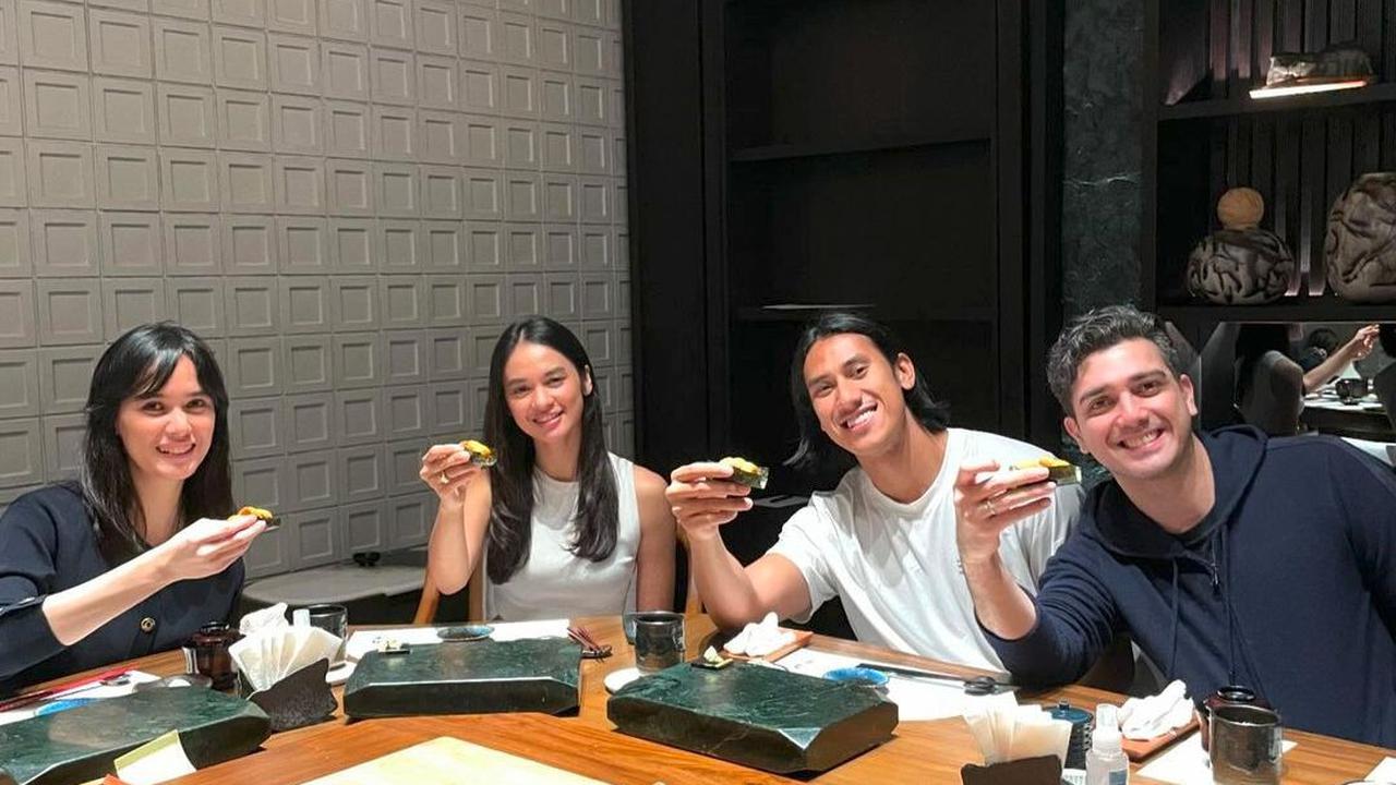 Fachri Albar dan Sean Gelael memang kakak adik tiri beda ayah, tetapi mereka selalu akur di berbagai kesempatan.