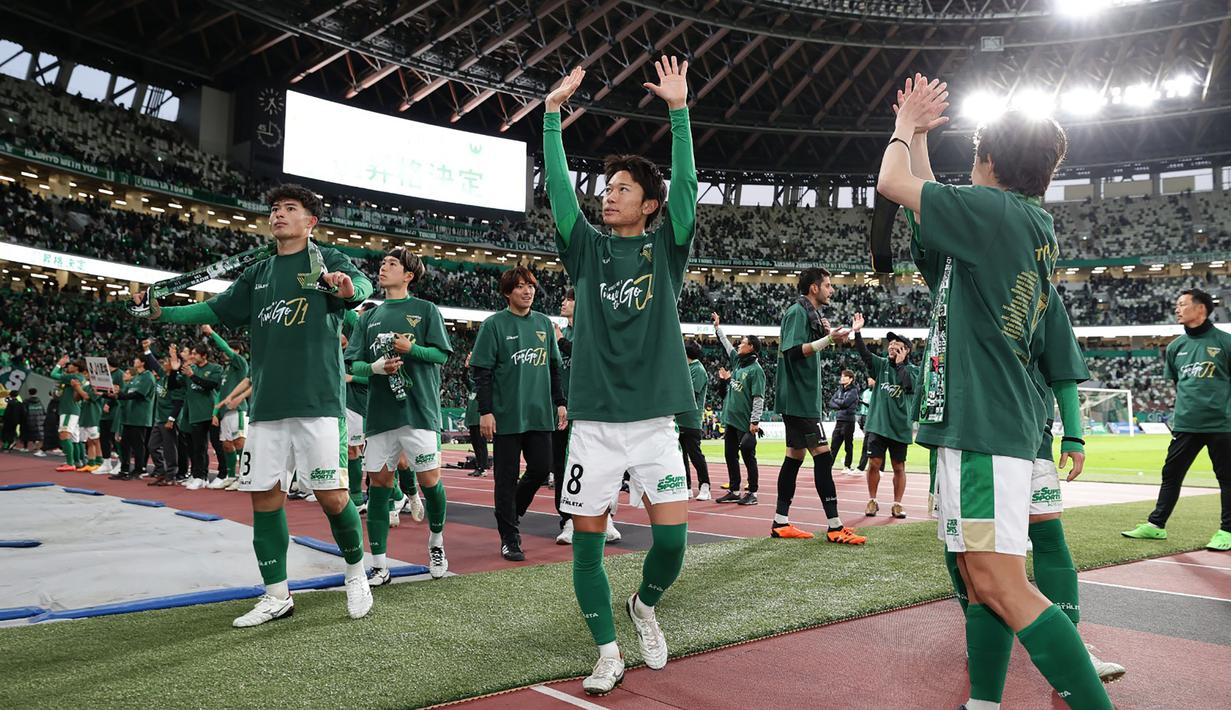 Tokyo Verdy adalah tim yang bermarkas di pusat kota Tokyo, tepatnya di Kota Chofu. Sedangkan Marinos berkandang di Kota Yokohama Prefektur Kanagawa. (J.LEAGUE)