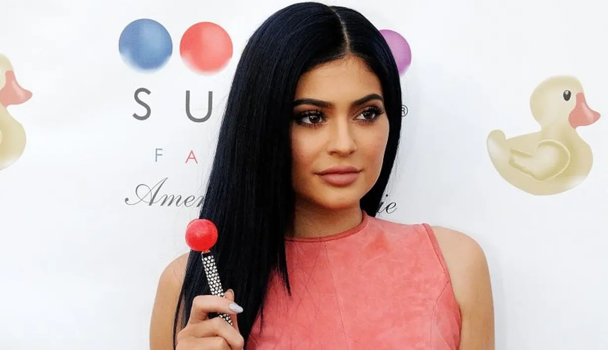 Netizen pun menjadi heboh atas berita yang diberikan oleh Kylie Jenner. Banyak yang memberikan selamat, tak sedikit pula yang terkejut atas pengumuman itu (Nicki Swift)