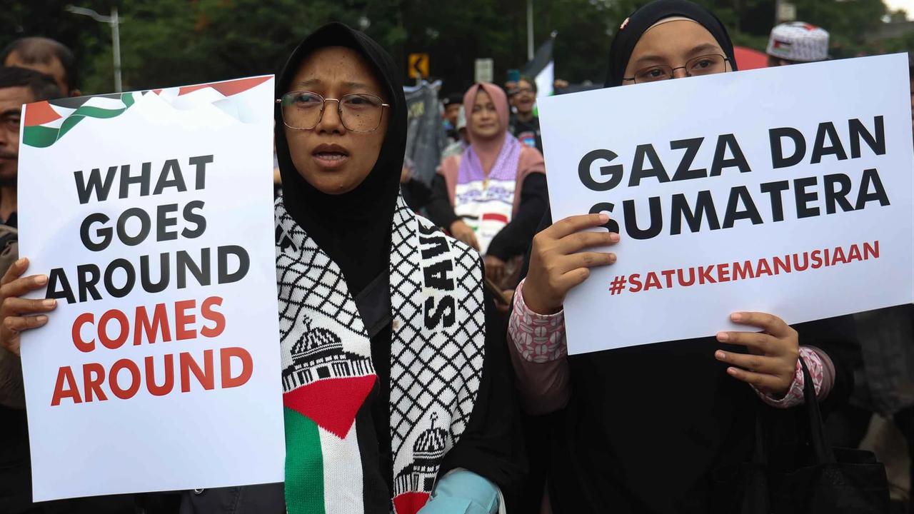 FOTO: Aksi Bela Palestina Warnai Menjelang Reuni 212 di Depan Kedutaan AS