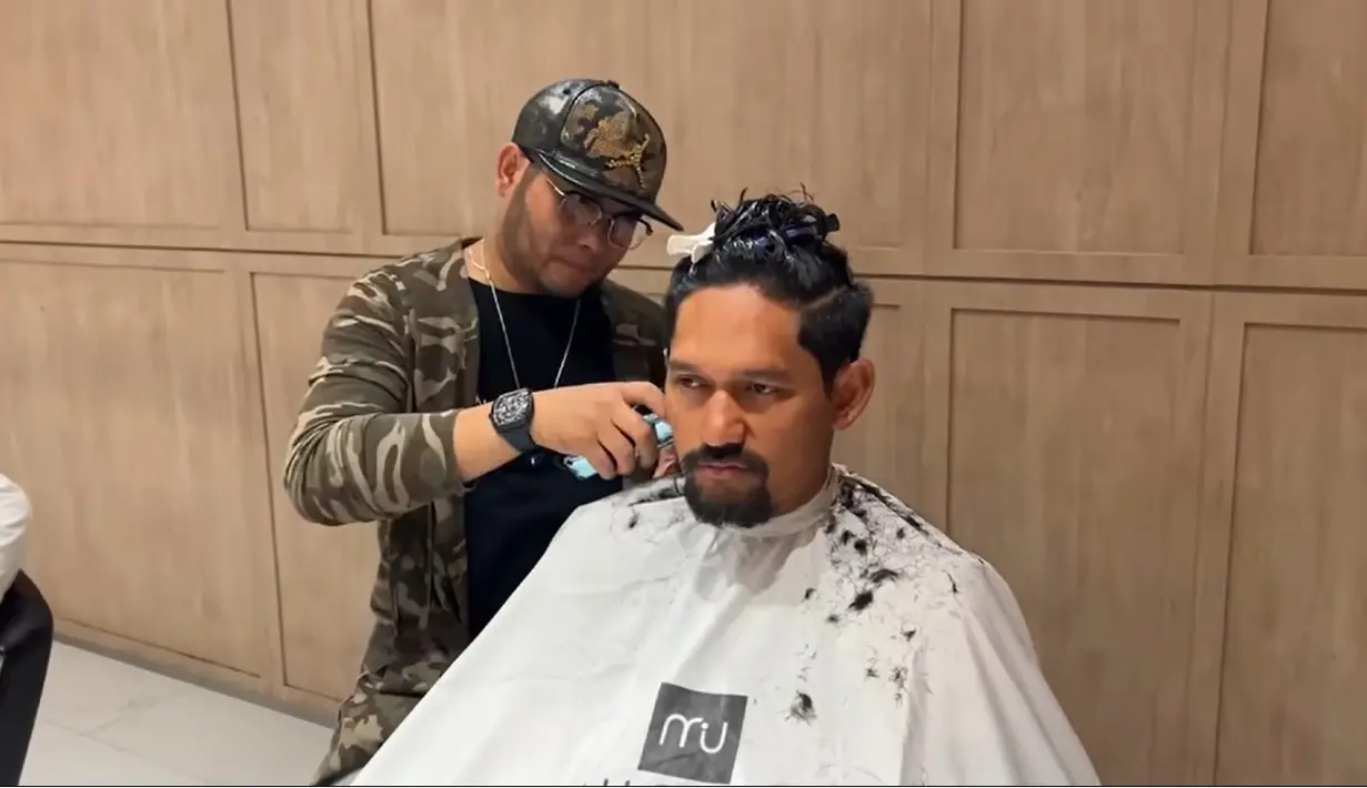 Presenter dan pemeran berusia 42 tahun itu langsung disambut sang istri, Ririn Ekawati. Tidak langsung pulang, Ibnu langsung di ajak ke salon untuk potong rambut. [Youtube/RINDU FAMILY]