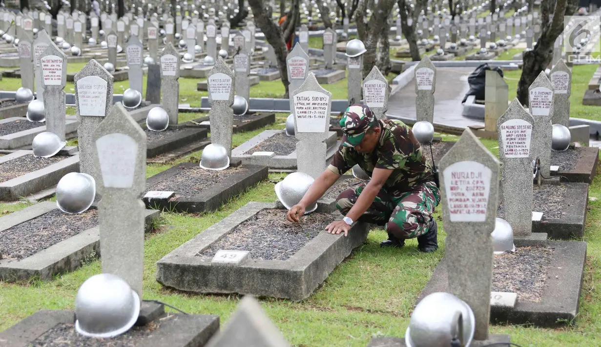 Personel TNI mencabut rumput liar saat membersihkan Taman Makam Pahlawan Kalibata di Jakarta, Kamis (9/11). Pembersihan tersebut dilakukan guna menyambut Hari Pahlawan yang diperingati setiap 10 November. (Liputan6.com/Immanuel Antonius)