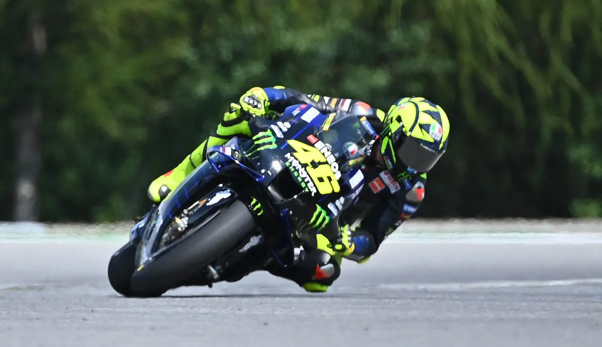 Pembalap Monster Energy Yamaha, Valentino Rossi, saat beraksi pada balapan MotoGP Republik Ceska di Sirkuit Brno, Minggu (9/8/2020). Brad Binder menjadi yang tercepat dengan catatan waktu 41 menit 38,764 detik. (AFP/Joe Klamar)