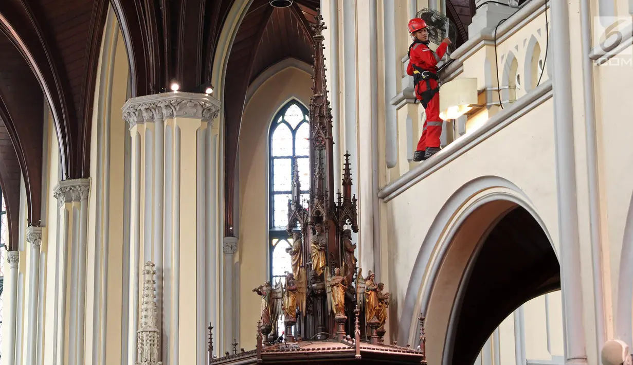 Pekerja menyelesaikan pengerjaan konservasi Gereja Katedral Jakarta, Jumat (19/5). Konservasi dilakukan guna membersihkan, memelihara dan memperbaiki gereja berarsitektur neo-gothic yang merupakan cagar budaya di Jakarta. (Liputan6.com/Immanuel Antonius)