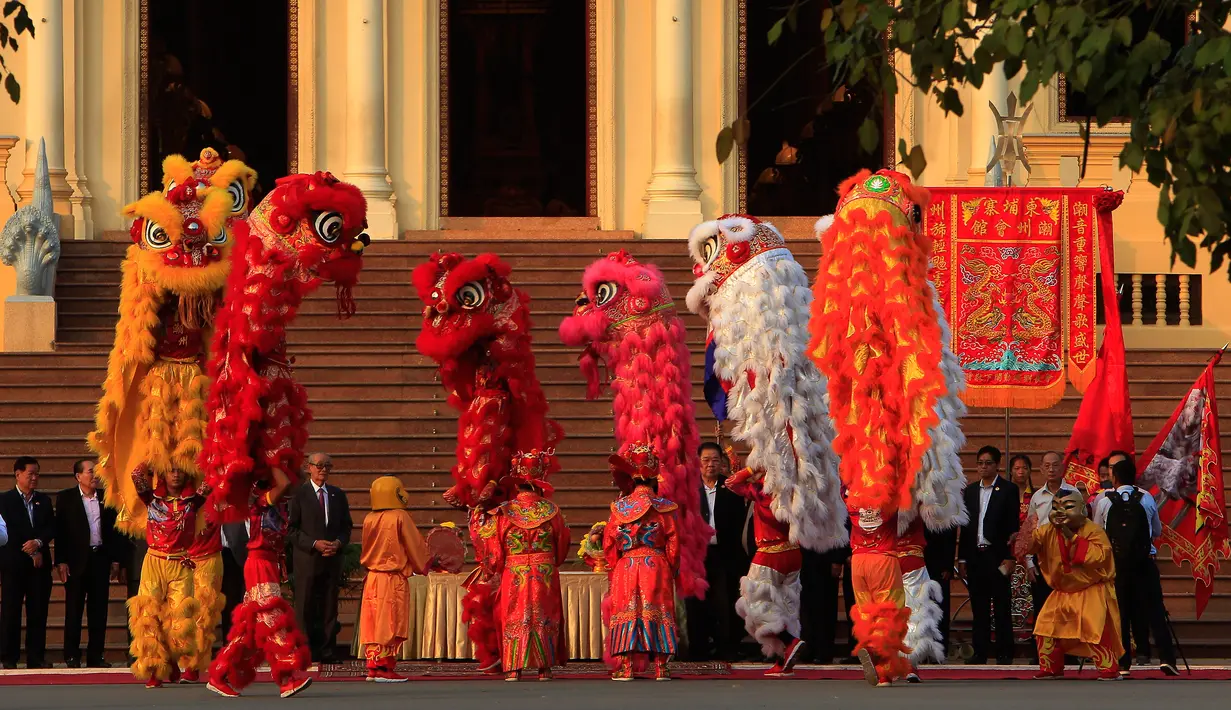 Anggota komunitas Tionghoa Kamboja menggelar pertunjukan barongsai untuk menyambut Tahun Baru Imlek di Istana Kerajaan, Phnom Penh, Kamboja, Senin, (4/2). (AP Photo/Heng Sinith)