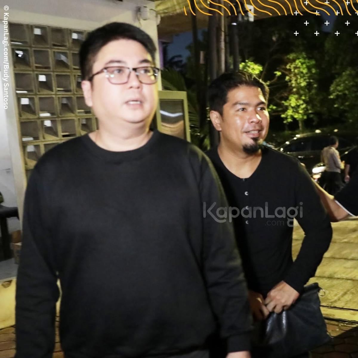 Potret Bams Eks Samsons dan Desiree Tarigan Melayat ke Rumah Duka Hotma Sitompul, Rieta Amalia Setia Dampingi Owner Mamitoko