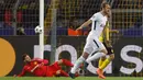 Pemain Tottenham Hotspur, Harry Kane berselebrasi setelah mencetak gol ke gawang Borussia Dortmund pada matchday kelima Liga champions Grup H di Stadion BVB, Selasa (21/11). Kane menyumbang satu gol dengan kemenangan 2-1. (Ina Fassbender / dpa / AFP)