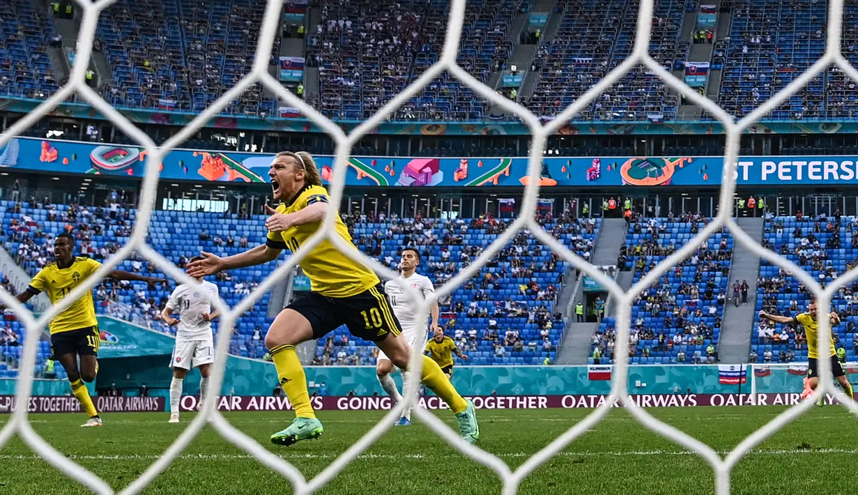 Pemain Swedia, Emil Forsberg menempati urutan keempat setalah berhasil mencetak empat gol dalam 371 menit atau empat pertandingannya. Ia juga tercatat sebagai pemain yang dapat mencetak rata-rata satu gol dalam satu pertandingan di Euro 2020. (Foto: AFP/Pool/Kirill Kudryavtsev)