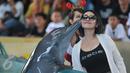 Lumba-lumba mencium seorang wanita saat atraksi Dolphin Christmas Show di Ocean Dream Samudera Ancol, Jakarta, Jumat (25/15). Pertunjukkan tersebut diadakan dalam rangka menyambut libur natal. (Liputan6.com/Gempur M Surya)