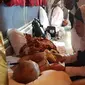 Petugas haji dengan telaten melayani jemaah Indonesia yang sakit saat safari wukuf. (www.kemenag.go.id)