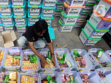 Relawan mengemas bahan makanan yang akan dikirim ke Palestina di Kantor Badan Amil Zakat Nasional (Baznas), Jakarta, Kamis (2/11/2023). Baznas siap mendistribusikan bantuan tahap pertama senilai Rp 3 miliar untuk warga Gaza. (merdeka.com/Arie Basuki)