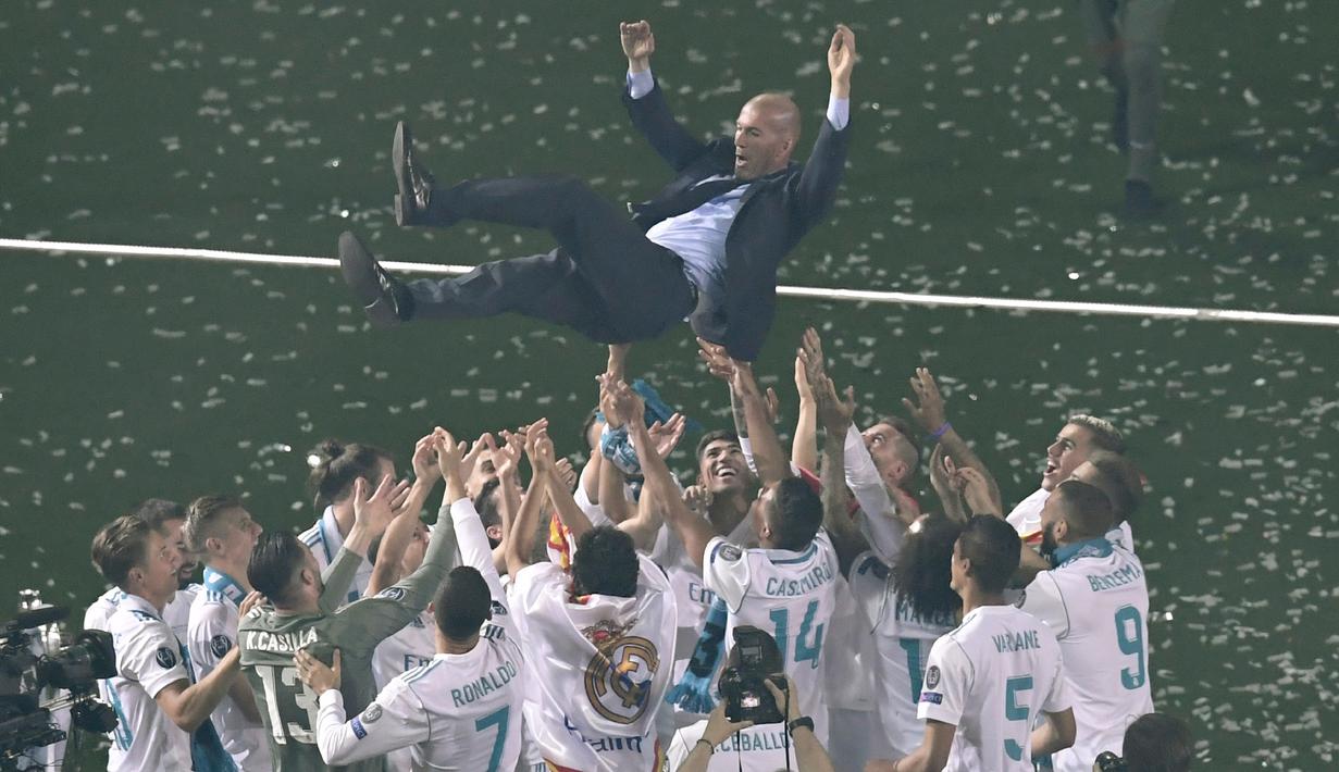 Para pemain Real Madrid melemar Zinedine Zidane saat merayakan keberhasilan meraih trofi Liga Champions 2018 di Santiago Bernabeu stadium, (27/5/2018). Zinedine mundur sebagai pelatih Madrid 31 Mei 2018. (AFP/Gabriel Bouys)