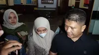 Keluarga Chandrika Chika di Polres Metro Jakarta Selatan, Selasa (24/4/2024). (Dok. via M. Altaf Jauhar)