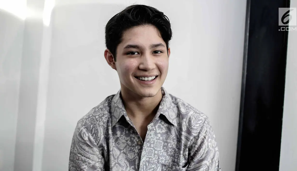 Senyum anak Tamara Bleszinsky, Teuku Rassya saat dijumpai di kawasan Jakarta, Rabu (11/4). Wajah tirus dan senyumnya yang indah dijamin bikin cewek klepek-klepek. (Liputan6.com/Faizal Fanani)