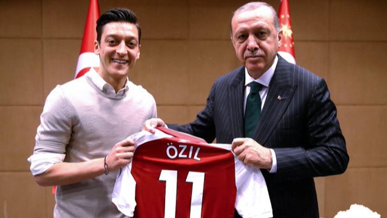 Pesepak Bola Mesut Ozil Terjun ke Dunia Politik, Gabung Partai Erdogan