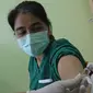 Seorang tenaga kesehatan bersiap menjalani vaksinasi COVID-19 di RSUD Cengkareng, Jakarta, Kamis (14/01/2021). Tenaga kesehatan menjadi prioritas utama pada program vaksinasi virus corona COVID-19 tahap awal. (Liputan6.com/Herman Zakharia)