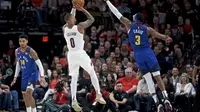 Pemain Blazers Damian Lillard melepaskan tembakan saat melawan Nuggets pada laga NBA (AP)