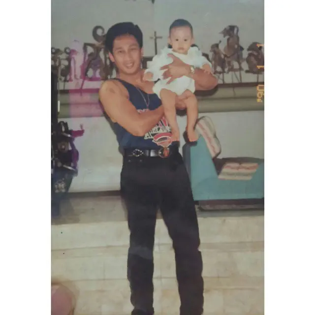 6 Potret Lawas Kebersamaan Caesar Hito dan Ayahnya, Wajahnya Mirip Banget