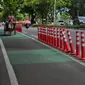 Kondisi stick cone pembatas jalur sepeda di Kawasan Jalan Penjernihan Jakarta, Sabtu (10/12/2022). Keadaan stick cone untuk pembatas jalur sepeda tersebut terlihat sudah rusak dan tidak terpasang dengan benar. (Liputan6.com/Angga Yuniar)