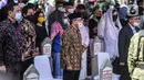 Menko Bidang Kemaritiman dan Investasi Luhut Binsar Panjaitan (kiri), politikus senior Partai Golkar Akbar Tanjung (tengah), dan Ketum PAN Zulkifli Hasan saat pemakaman mantan KSAD Jenderal TNI (Purn) Pramono Edhie Wibowo di TMP Kalibata, Jakarta, Minggu (14/6/2020). (Liputan6.com/Faizal Fanani)