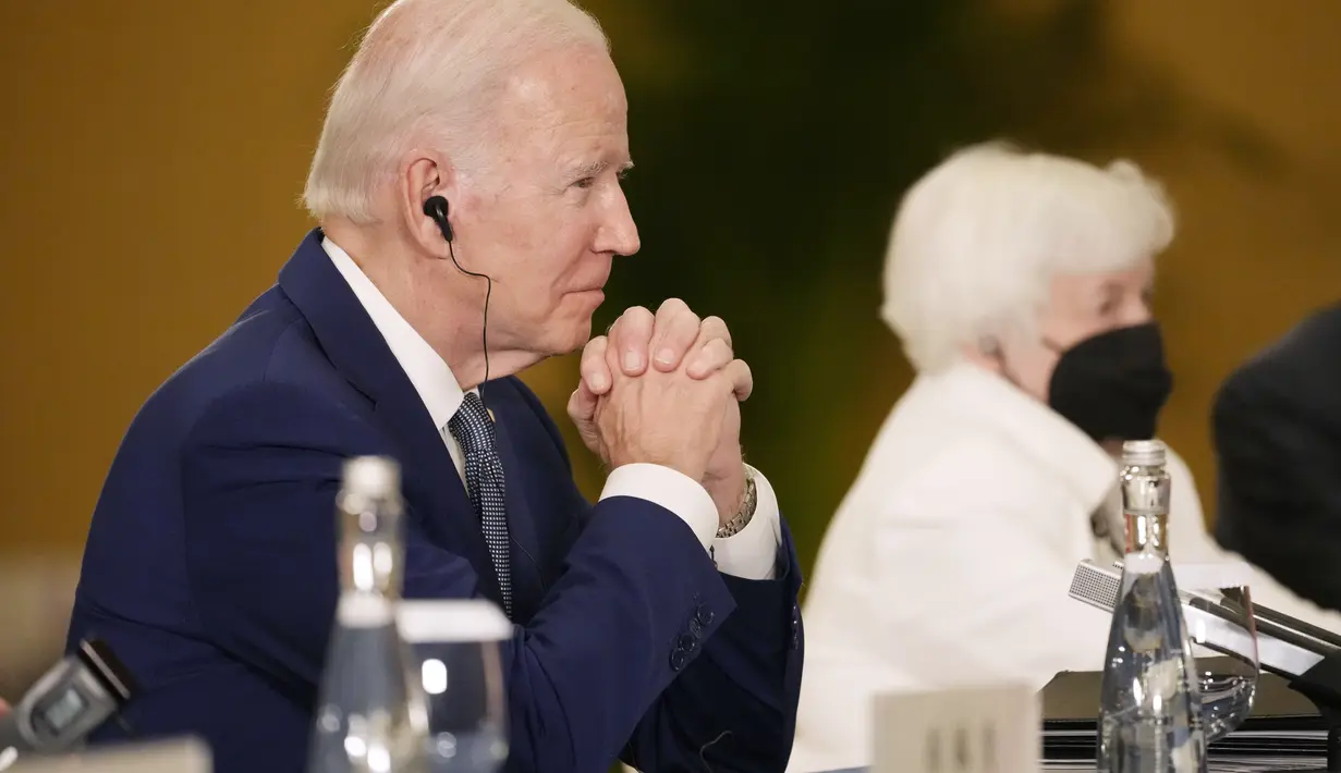 Presiden AS Joe Biden mendengarkan Presiden China Xi Jinping selama pertemuan mereka di sela-sela pertemuan puncak G20 di Nusa Dua, di Bali, Senin (14/11/2022). Biden mengatakan bahwa dirinya ingin agar AS dan China mampu mengatasi perbedaan dan mencegah persaingan menjadi konflik. (AP/Alex Brandon)