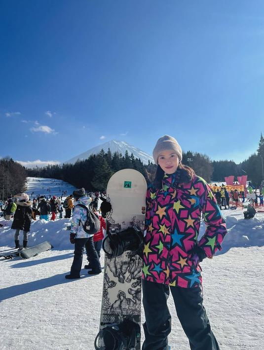 Sudah cukup lama menjalin hubungan pasangan kekasih, Della Dartyan dan Nino RAN memang kerap menuai banyak sorotan dari para penggemar masing-masing. Disebut sebagai couple goals, keduanya banyak mendapat doa dari penggemar. (Liputan6.com/IG/@delladartyan)