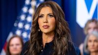 Menteri Keamanan Dalam Negeri AS Kristi Noem dicuri tasnya. (AP)