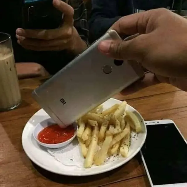 6 Potret Makan Kentang Goreng Ini Bikin Geleng Kepala