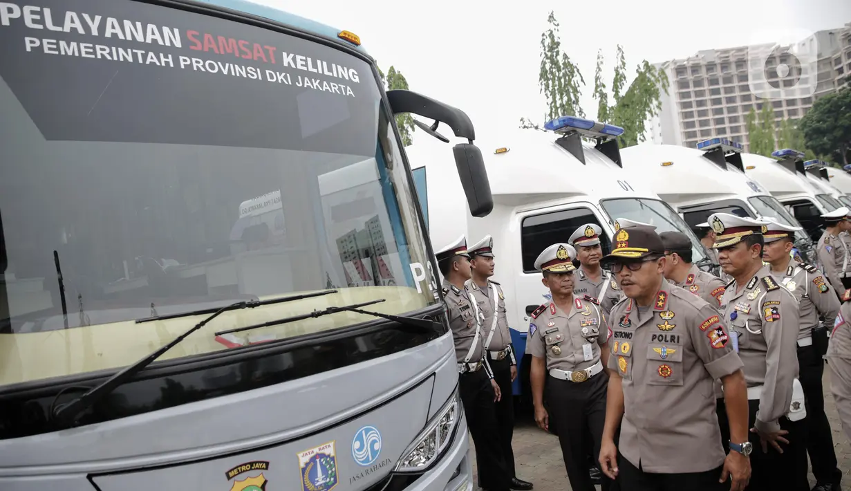 Kakorlantas Polri Irjen Istiono mengecek fasilitas kendaraan pengamanan perayaan Natal 2019 dan Tahun Baru 2020 di Parkir Timur GBK, Jakarta, Senin (25/11/2019). Kendaraan yang dicek meliputi motor patwal, mobil patroli dan pengawasan jalan hingga angkutan derek. (Liputan6.com/Faizal Fanani)