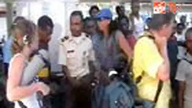 Dua wartawan televisi asal Prancis ditangkap saat meliput unjuk rasa ratusan mahasiswa di Kantor DPRD Jayapura, Papua. Hingga kini masih belum jelas alasan penangkapan. 