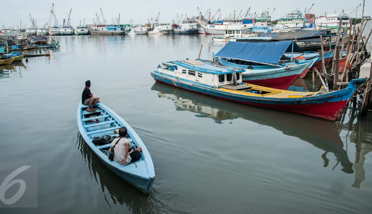 Warga menaiki perahu di Kampung Akuarium, Penjaringan, Jakarta Utara, Senin (30/1). Rencana tahap pertama revitalisasi  Kampung Akuarium adalah membuat tanggul setinggi 3,5 meter dari tepi laut. (Liputan6.com/Gempur M Surya)