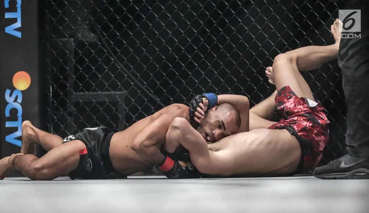 Petarung Filipina, Rene Catalan (kiri) berusaha mengunci petarung China, Peng Xue Wen saat berlaga pada One Championship di Jakarta, Sabtu (20/1). Petarung Rene Catalan menang atas Peng Xue Wen. (Liputan6.com/Faizal Fanani)