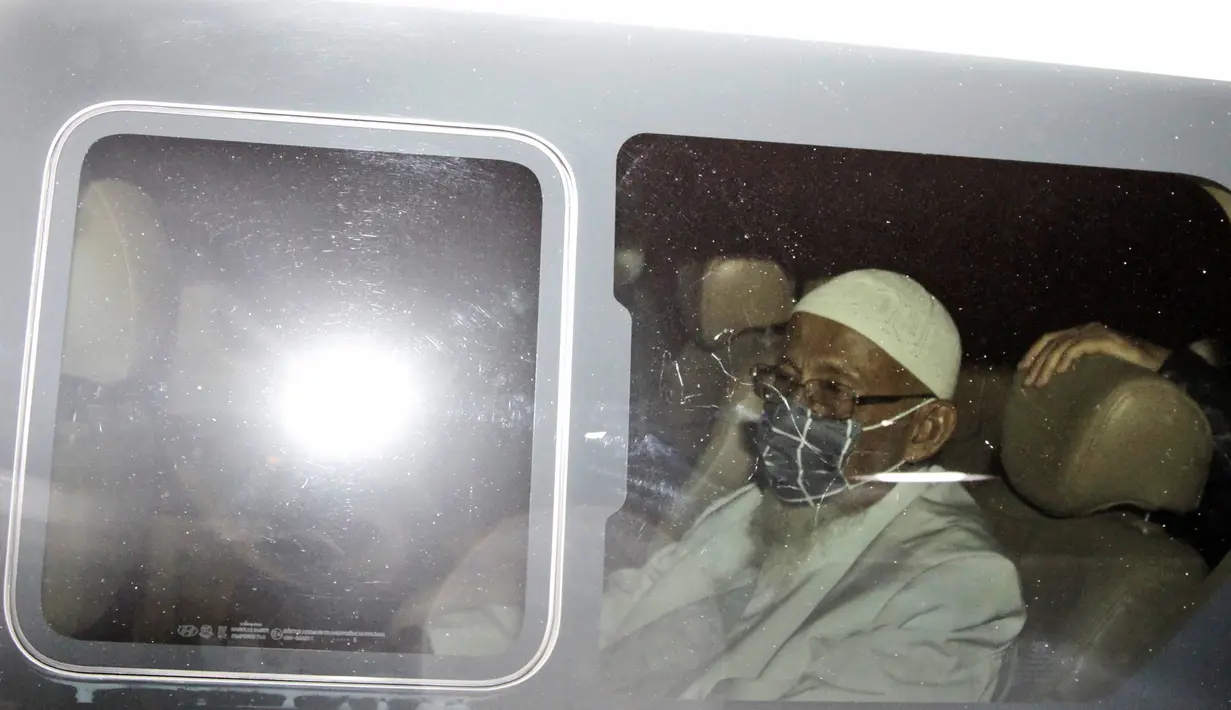 Abu Bakar Baasyir duduk di dalam sebuah van setelah dibebaskan dari Lapas Gunung Sindur, Kabupaten Bogor, Jawa Barat, Jumat (8/1/2021). Abu Bakar Baasyir nampak mengenakan pakaian serba putih, kaca mata, dan masker dalam minibus putih Hyundai berpelat nomor AD 1138 WA. (AP Photo/Aditya Irawan)