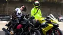 Selama ini, Wika Salim salah satu artis yang tak pernah gagal tampil stylish setiap penampilannya. Begitu juga saat riding atau motoran. Dalam motoran kali ini, Wika Salim tampak bersama sang kekasih, Max Adam Kamil. [Instagram/wikasalim]