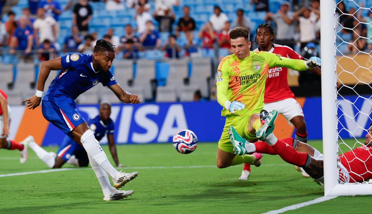 Pemain Chelsea, Christopher Nkunku, mencetak gol ke gawang Benfica pada laga 16 besar Piala Dunia Antarklub 2025 di Bank of America Stadium, Minggu (29/6/2025). (AP Photo/Nell Redmond)