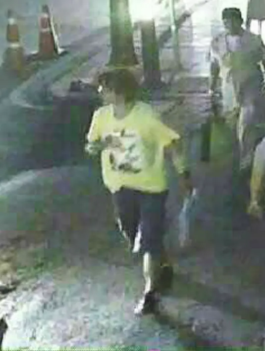 Pria yang diduga pelaku pengeboman berjalan di dekat kuil Erawan, Bangkok, Thailand, (18/8/2015). Gambar ini diambil dari kamera CCTV setempat. (REUTERS/Thai Police)