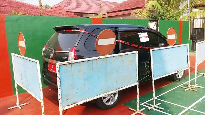 Mobil dinas Pemkab Purbalingga disegel usai OTT Bupati Purbalingga oleh KPK. (Foto: Liputan6.com/Muhamad Ridlo)