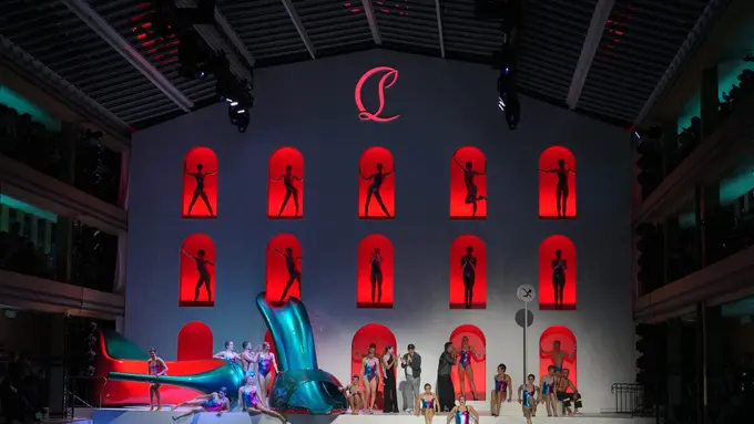 Christian Louboutin Gandeng Atlet Renang Artistik Olimpiade Prancis untuk Tampilkan Koleksi SS25 di Paris Fashion Week